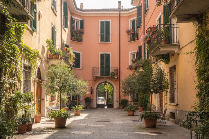 Visual Diary: Courtyards and Residential Details in Milan